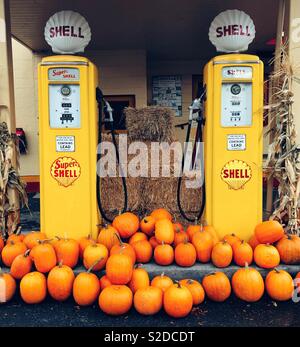 Vintage restauriert Shell Gas Station in Issaquah WA mit orange Kürbisse eingerichtet Stockfoto