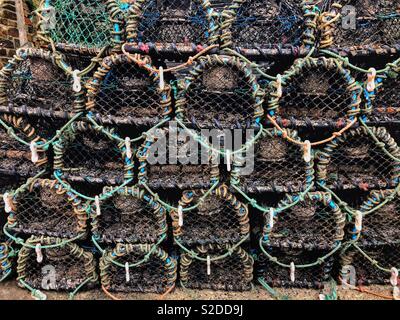 Gestapelte Hummer pots Port Isaac, North Cornwall, England. Stockfoto