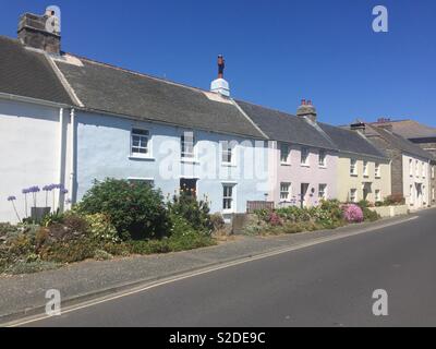 Blau Rosa und Gelb pastellfarbenen alten hübsches Häuschen Häuser in Hugh Town, St Mary's, Isles of Scilly Stockfoto