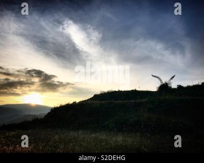 Sonnenaufgang von der Cerro del Jaguar archäologische Stätte in Lachatao in der Sierra Norte von Oaxaca, Mexiko gesehen Stockfoto