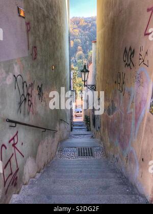 Eine schmale Treppe in Prag. Stockfoto