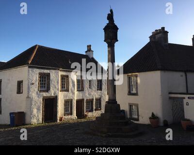 Mercat Cross und historischen Häusern im Abendlicht auf dem Marktplatz - folgende Sehenswürdigkeiten: Culross, Fife, Schottland Stockfoto