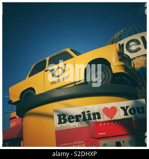 Vintage Trabant auf Anzeige Berlin Deutschland Stockfoto