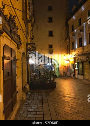 Eine einsame Gasse in der Altstadt von Bratislava. Stockfoto