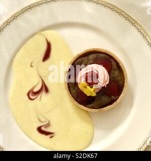 Posh desserts Schokolade und Himbeere Tarte mit Creme Stockfoto