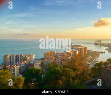 Blick auf den Hafen von Málaga Gibralfaro Burg Stockfoto