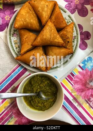 Fingerfood: sambosa Stücke mit Chili Quelle Stockfoto