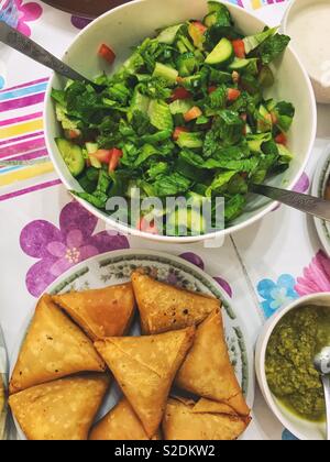 Fingerfood: Salat, Sambosa mit kühlen Quelle Stockfoto