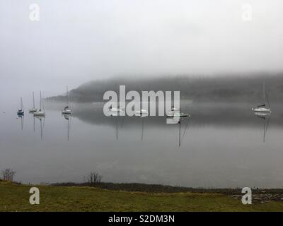 Nebel über dem See Windermere aus Cockshot Punkt. Dezember am späten Vormittag. Stockfoto