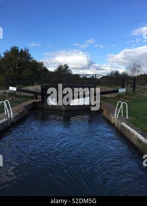 Verlassen Sie St. Catherine’s Lock auf dem Fluss Wey, Guildford. Stockfoto