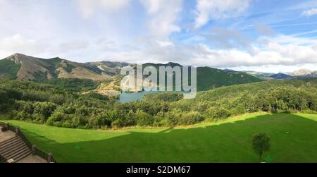 Berglandschaft. Panoramablick. Naturschutzgebiet Fuentes Carrionas y Fuente Cobre, Provinz Palencia, Castilla Leon, Spanien. Stockfoto