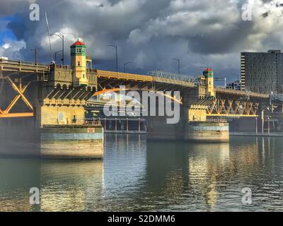 Brücke über den Willamette River in Portland Oregon USA Stockfoto