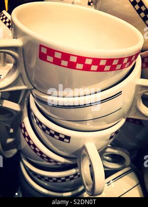 Stapel von Kaffeetassen für Verkauf in einem haushaltsware Store, USA Stockfoto