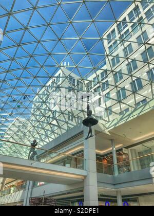 Das Innere eines modernen Einkaufszentrums in Bratislava, Slowakei. Stockfoto