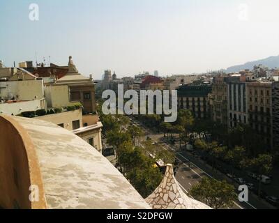 Dachterrasse Blick entlang des Passeig de Gràcia Casa Mila, "La Pedrera", Barcelona. Von Antoni Gaudi entworfenen Stockfoto