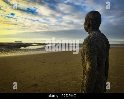 Bügeleisen Statue, Teil von Antony Gormley installation, "einem anderen Ort" auf Crosby Strand, Merseyside. Stockfoto