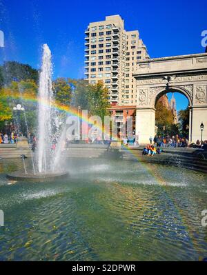 Regenbogen Spiegelbild im Wasser Brunnen am Washington Square Park, NYC, USA Stockfoto