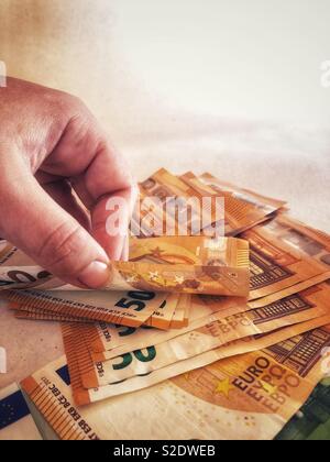 Zählen ein Haufen von Euro-banknoten Stockfoto