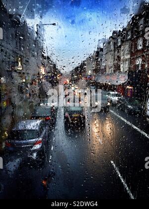 Nass und regnerisch Winter Straße durch einen Bus Fenster gesehen Stockfoto