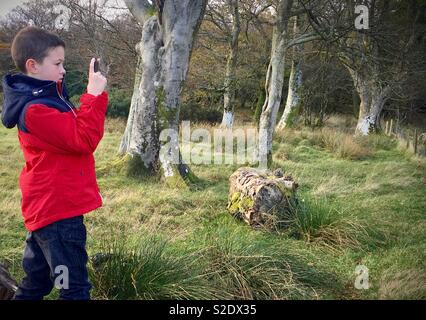 Neun-jährigen Jungen ein Foto in die schottische Landschaft. Stockfoto