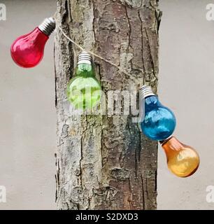 Weihnachten bunte Glühlampe Lichter rund um einen Baum gewickelt Stockfoto