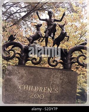 Verspielt verzierten Statuen über dem Eingang zum Tisch Kinder Zoo im Central Park, New York City, USA Stockfoto