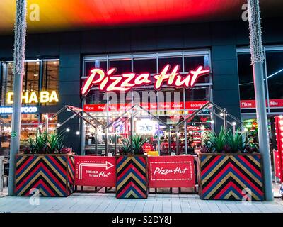 Pizza Hut Restaurant weiße Rose Center in Leeds bei Nacht Stockfoto