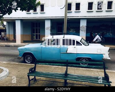 Blau und Weiß classic car in Cienfuegos Kuba Stockfoto