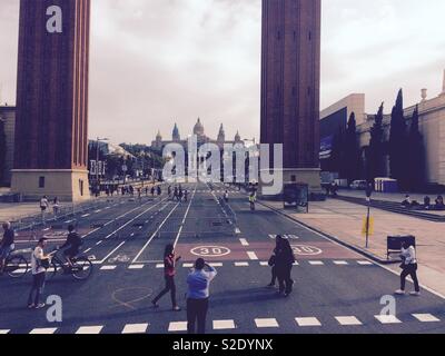 Blick auf die belebte Straße durch das Paar der venezianischen Türme auf der Plaça d'Espanya in Barcelona Spanien Stockfoto