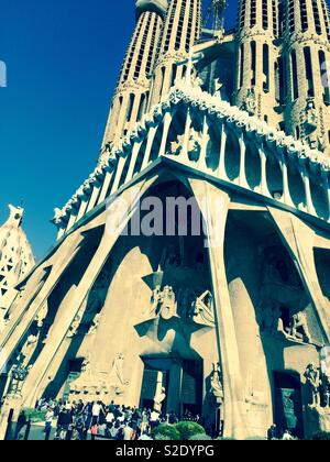 Porträt der Basilika Sagrada Familia mit queuing Touristen warten in Barcelona Spanien zu erhalten Stockfoto