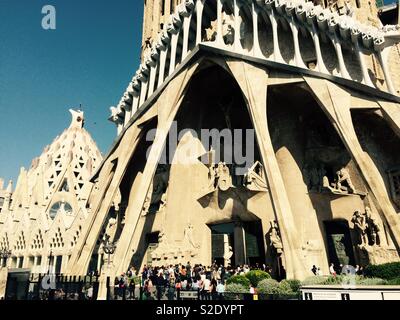 Teil der Basilika Sagrada Familia mit einer Warteschlange von Touristen, die darauf warten, in Barcelona zu kommen Spanien Konzeptreisen und Tourismus Stockfoto