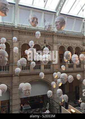 Gesichter im Kelvingrove Museum Stockfoto