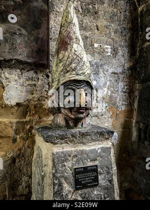 Pulcinella der Clown in Neapel. Dies kann auf Vico Purgatorio wie Arco gefunden werden, nicht allzu weit von der unterirdische Neapel Tour. Stockfoto