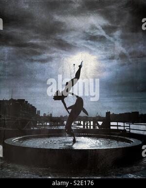 Mädchen mit einem Delphin dem Künstler David Wynne, ein Brunnen in der Nähe der Tower Bridge in London, Großbritannien Stockfoto