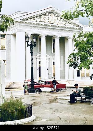 Classic Car ist außerhalb des Colegio San Lorenzo Universität in Cienfuegos Kuba gebrochen Stockfoto