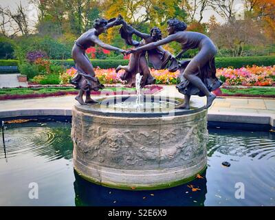 Untermeyer Brunnen, Drei tanzende Jungfrauen im Wintergarten Garten von Central Park, NYC, USA Stockfoto