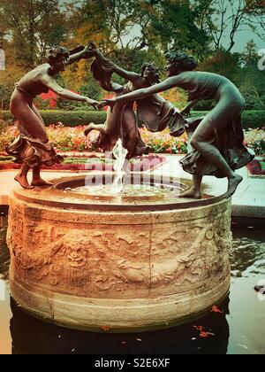 Untermyer Brunnen, Drei tanzende Jungfrauen, und der Wintergarten Garten von Central Park, NYC, USAA Stockfoto