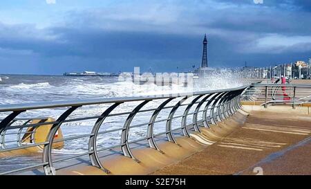 Brechenden Wellen am Strand von Blackpool Stockfoto