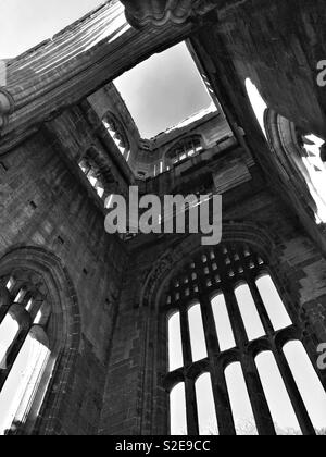 Turmruine von Fountains Abbey in Schwarz und Weiß Stockfoto