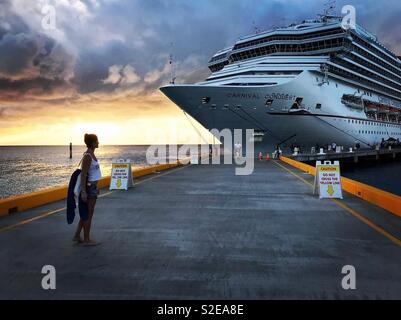 Kreuzfahrtschiff bei Sonnenuntergang Stockfoto