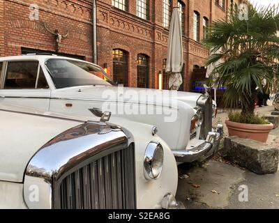 Einen weißen Bentley und einem weißen Rolls Royce vor der berühmten Alter Club" in Berlin Kreuzberg, Deutschland. Stockfoto