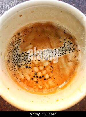 Frisch gebrühter Kaffee Schaum in der Tasse Draufsicht Stockfoto