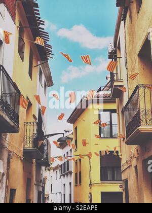 La Senyera, die unter der Flagge von Katalonien, schmückt eine Straße in der Provinz Alicante, Spanien. Stockfoto