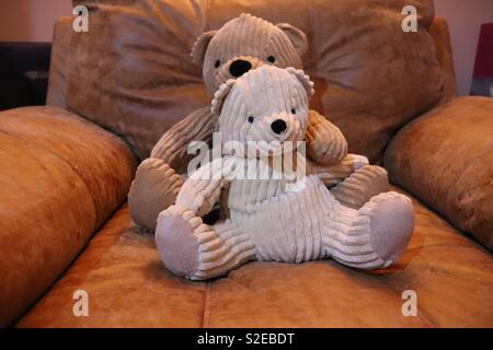 Zwei Teddybären auf einem Stuhl sitzend Stockfoto