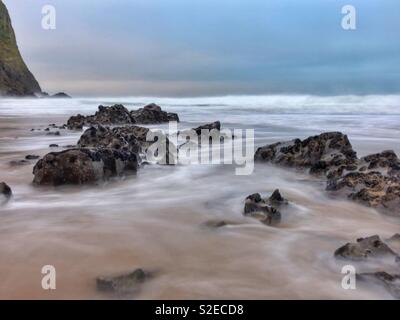 Eingehende morgen Tide am Mewslade Strand, Gower, Wales, November. Stockfoto