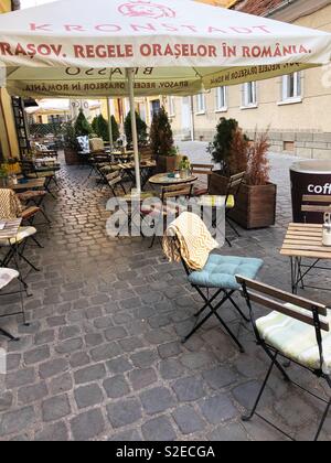 Ein Café im Freien in Brasov, Rumänien. Stockfoto