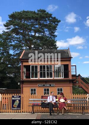 Ardley Station Signal Box auf dem Severn Valley Railway, mit öffentlichen im Kleid der Periode 1940 Stockfoto