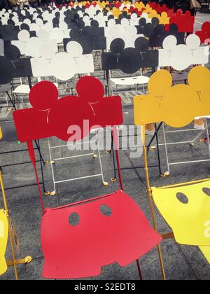 Bunte Mickey Mouse geformte Stühle in Times Square, New York City, USA Stockfoto