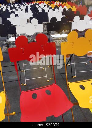 Bunte Mickey Mouse geformte Stühle in Times Square, New York City, USA Stockfoto