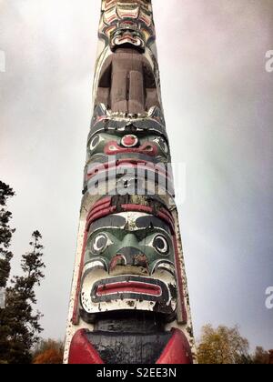 Detail der Totempfahl im Windsor Great Park in England. Die Totem Pole war ein Geschenk von den Menschen in Kanada zu der Königin im Juni 1958. Es ist 100 Meter hoch. Stockfoto